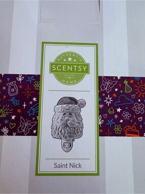 Disney Scentsy Saint Nick Plug-In Warmer in White and Green